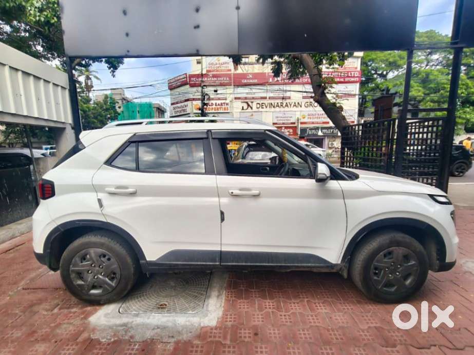 Hyundai Venue S(o) Knight Edition Mt, 2023, Petrol