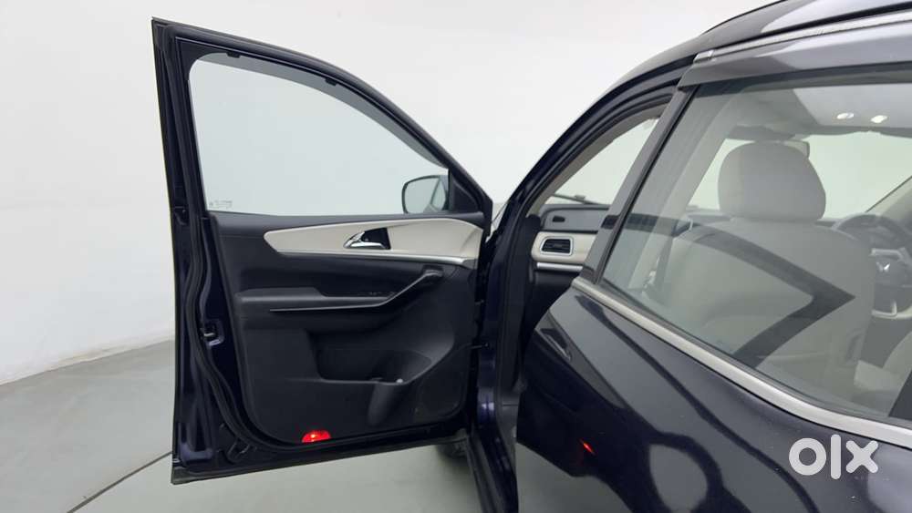 Mahindra Xuv700 2.0 Ax 7 Petrol At Str, 2021, Petrol