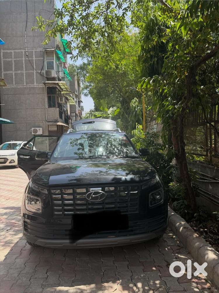 Hyundai Venue 2022 Petrol 25000 Km Driven