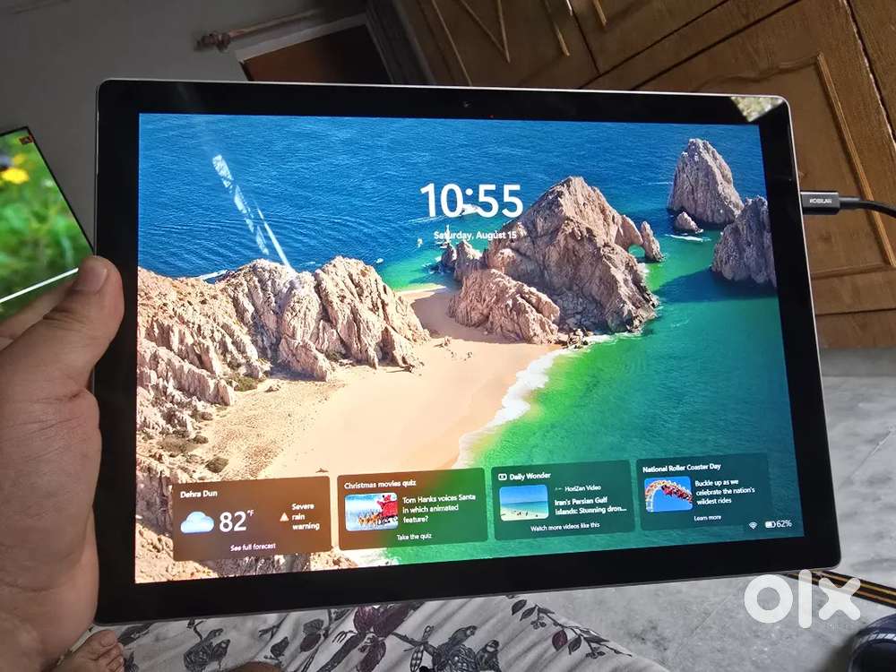 Microsoft surface pro 7 plus ( core i5 11th gen, 128gb SSD, 8gb RAM)
