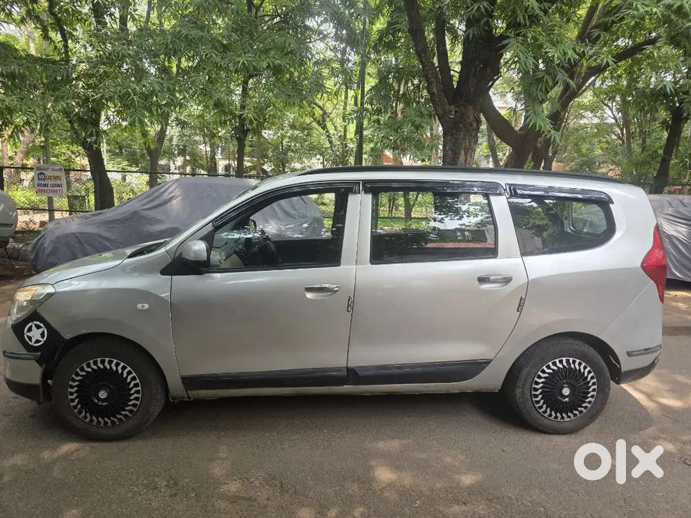 Renault Lodgy 85 Psi Rxl Dci 2015 Sliver In Very Good Condition.