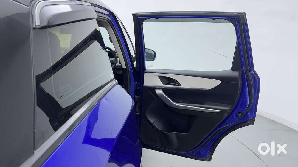 Mahindra Xuv700 2.0 Ax 5 Petrol Mt 7 Str, 2021, Petrol