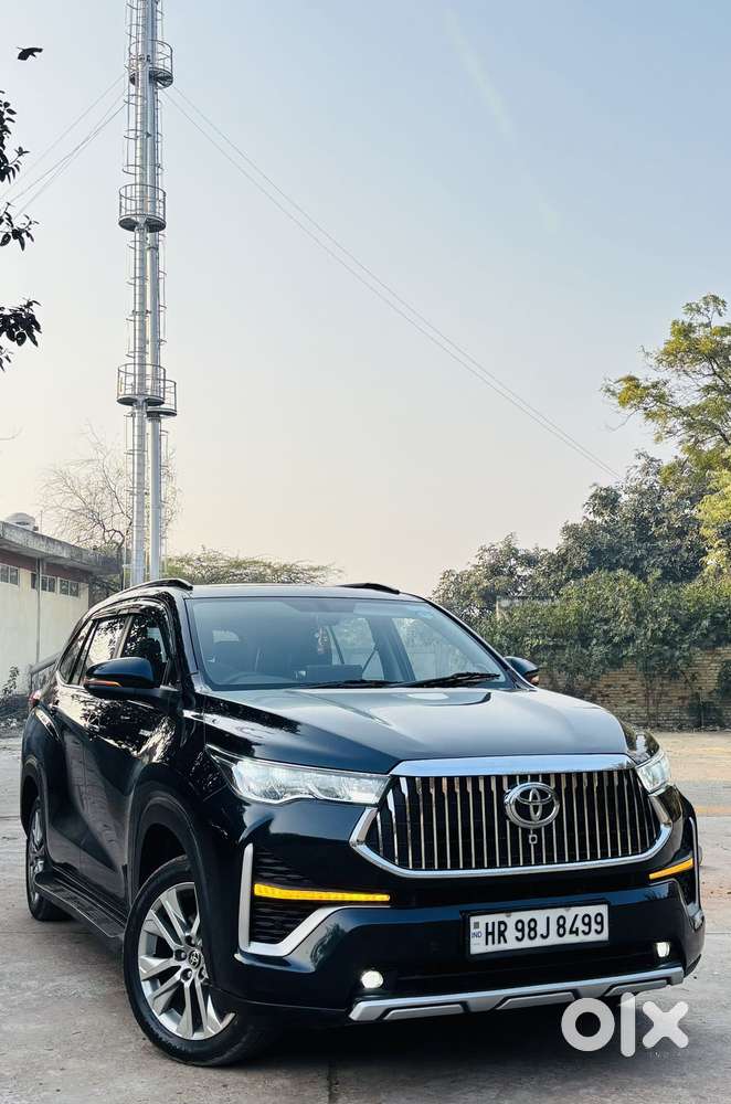 Toyota Innova Hycross