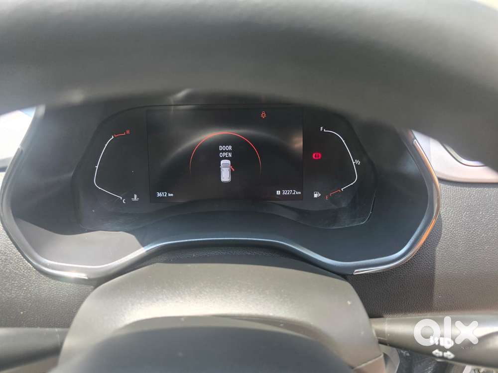 Renault Triber Rxz, 2025, Petrol