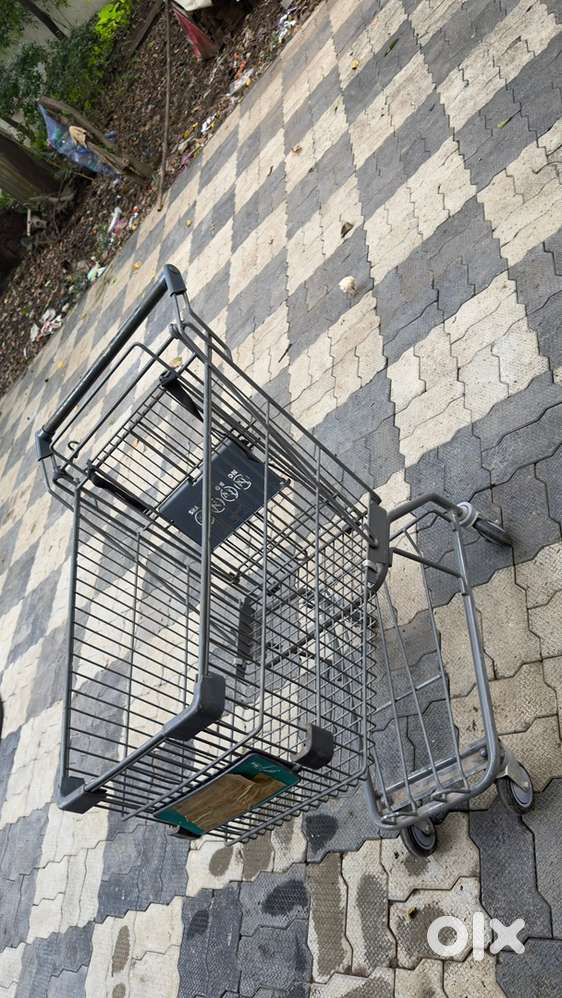 Supermarket shopping throlley