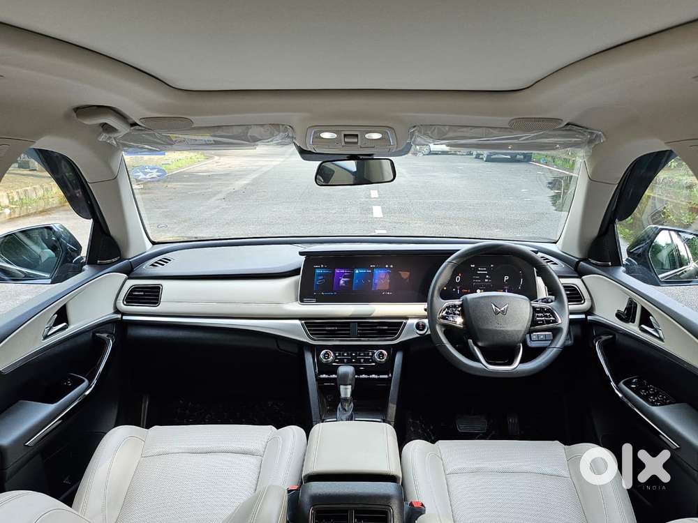 Mahindra Xuv700 2.0 Ax 7 Petrol At Luxury Pack Str, 2024, Petrol