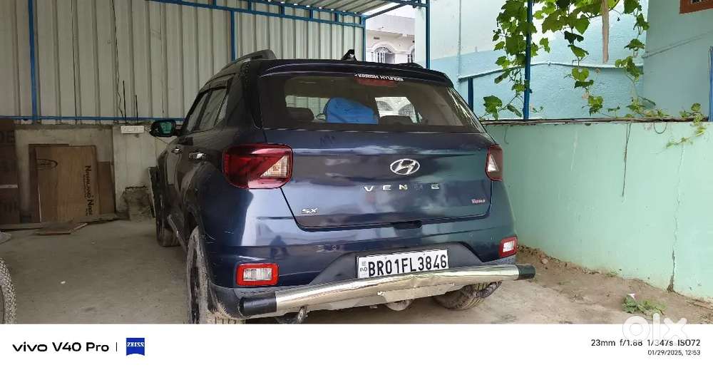 Hyundai Venue 2021 Petrol 10400km Drive