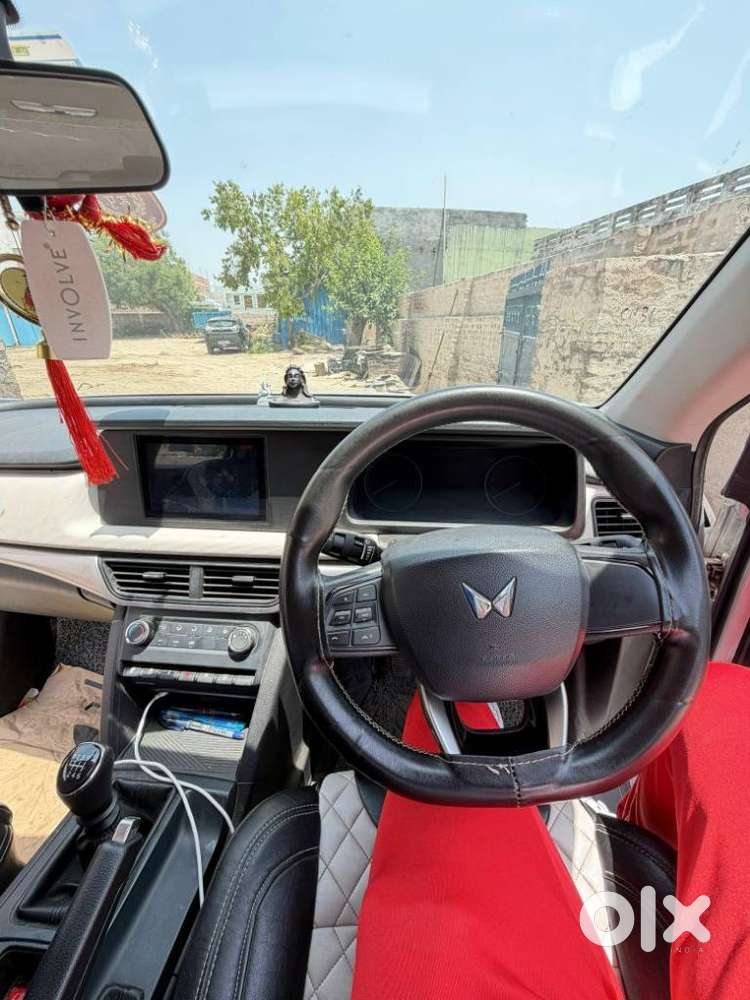 Mahindra Xuv700 2.0 Mx Petrol Mt 5 Str, 2022, Petrol