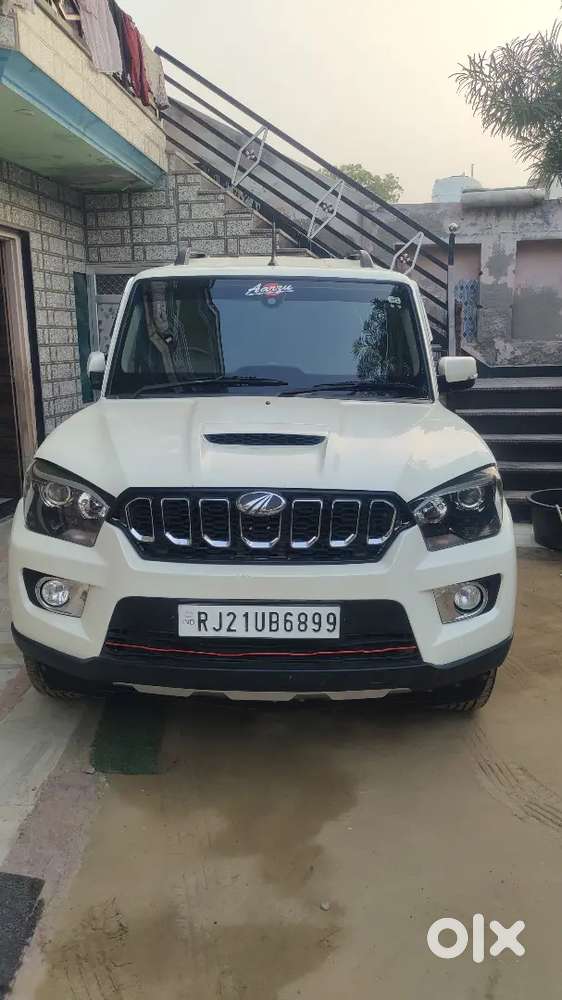 शोरूम कंडीशन गाड़ी है चारों टायर 50% है