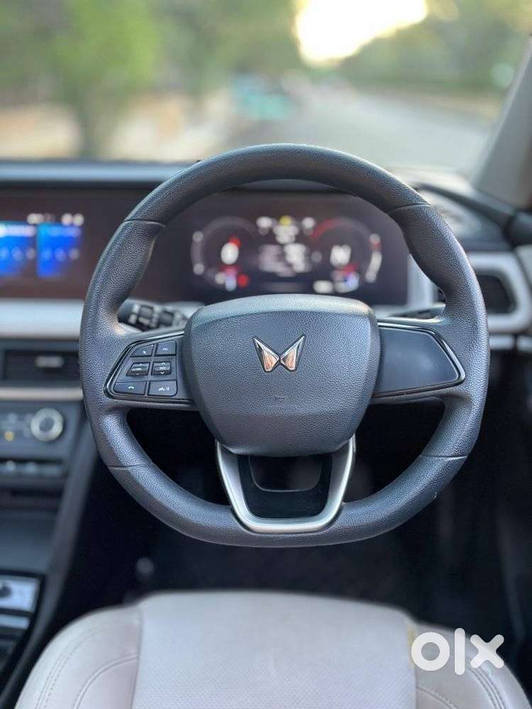 Mahindra Xuv700 Ax 5 Petrol Mt 7 Str (e), 2022, Petrol