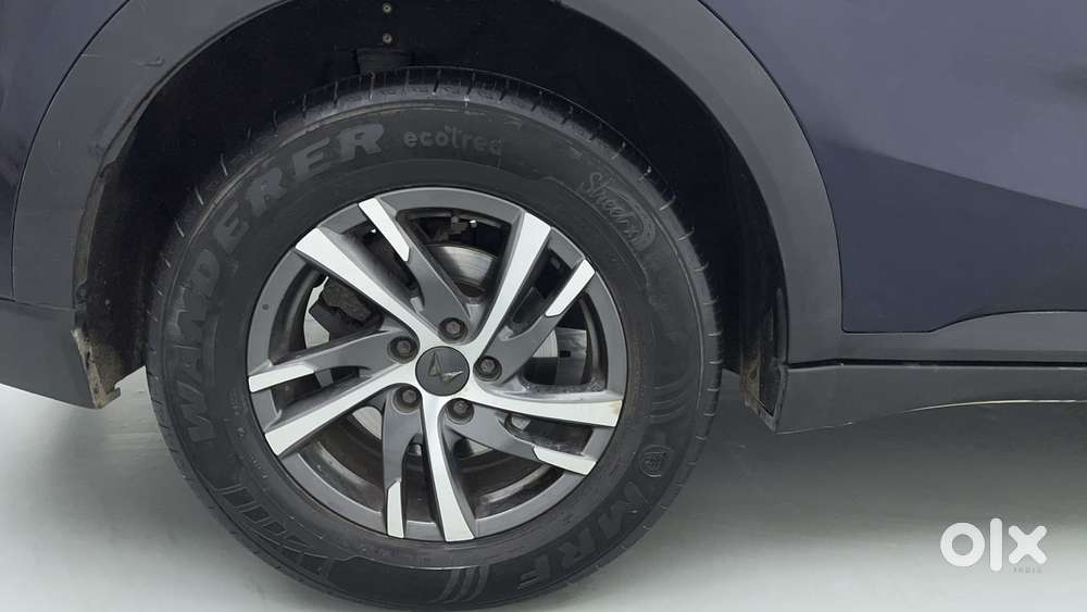 Mahindra Xuv700 2.0 Ax 5 Petrol Mt 7 Str, 2022, Petrol