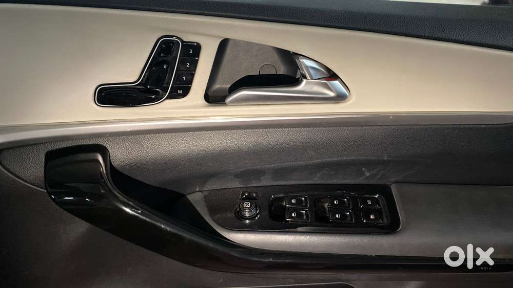 Mahindra Xuv700 2.0 Ax 7 Petrol Mt Str, 2021, Petrol