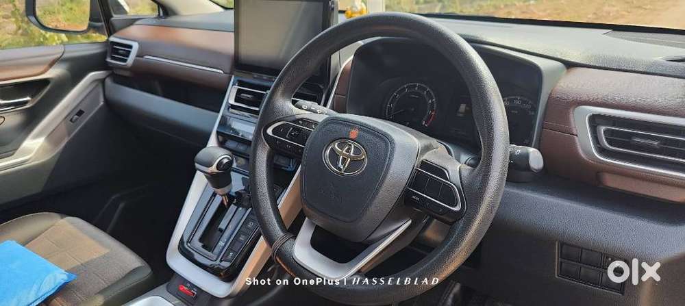 Toyota Innova Hycross 7s Option, 2025, Petrol