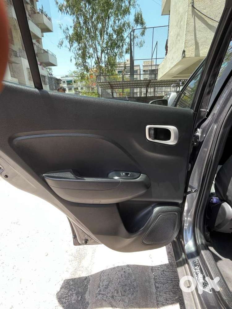 Hyundai Venue 2022 Petrol 25800 Km Driven