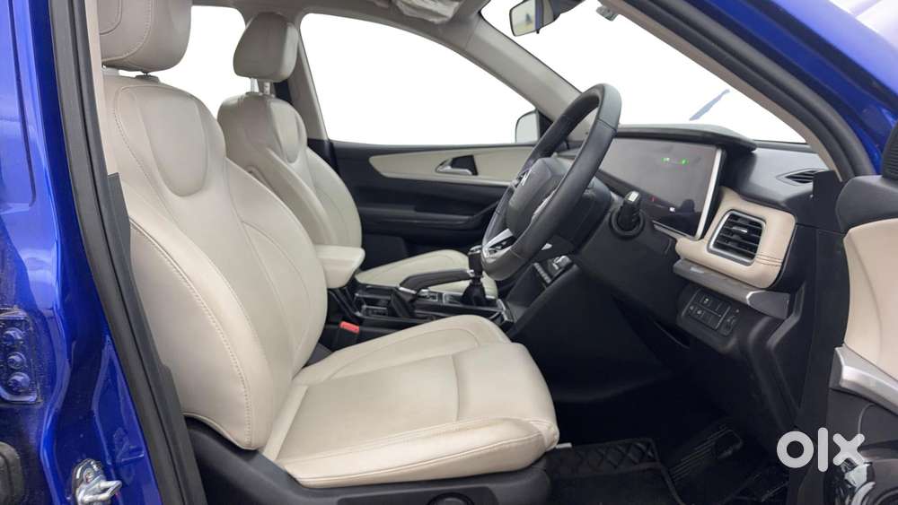 Mahindra Xuv700 Ax 5 Petrol Mt 7 Str (e), 2023, Petrol