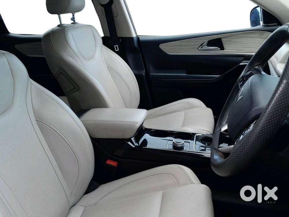 Mahindra Xuv700 2.0 Ax 7 Petrol Mt Str, 2021, Petrol