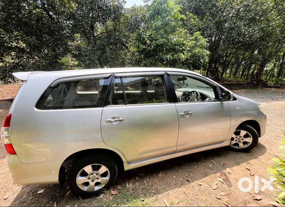 2012 2.5g 8 Str Toyota Innova Diesel  Well Maintained