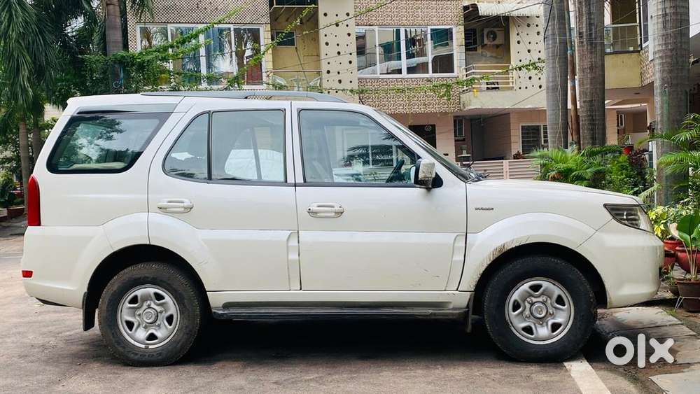 Tata Safari Storme 2015