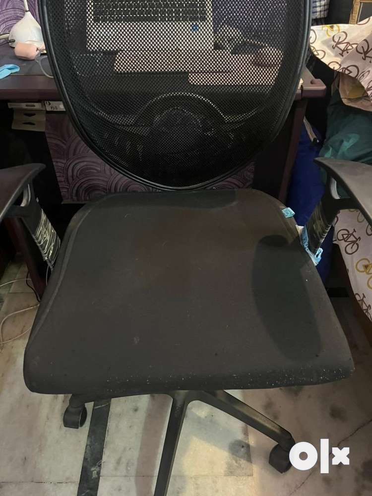 Old office best sale chair olx