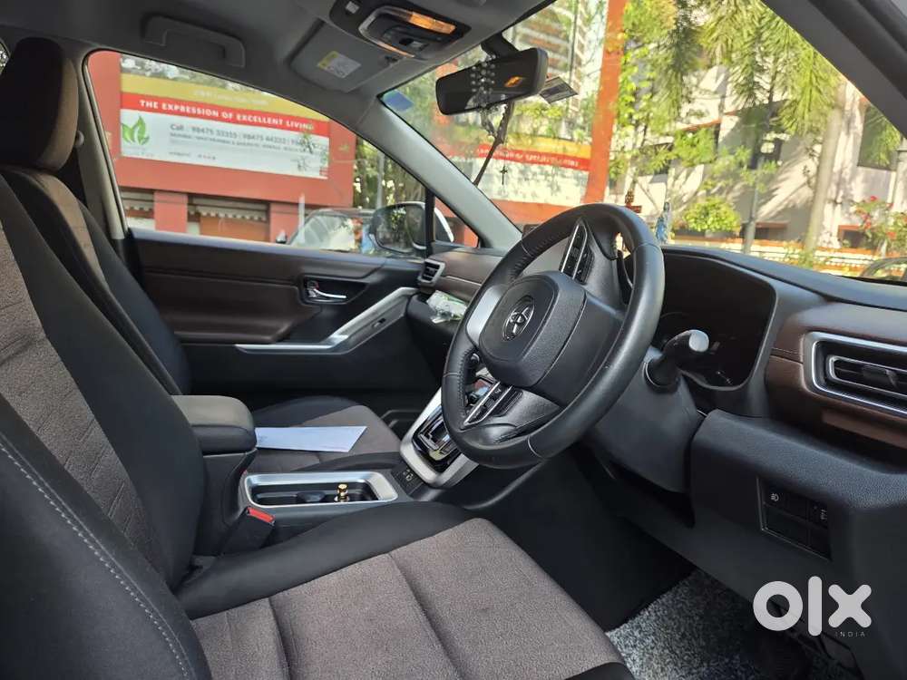 Toyota Innova Hycross