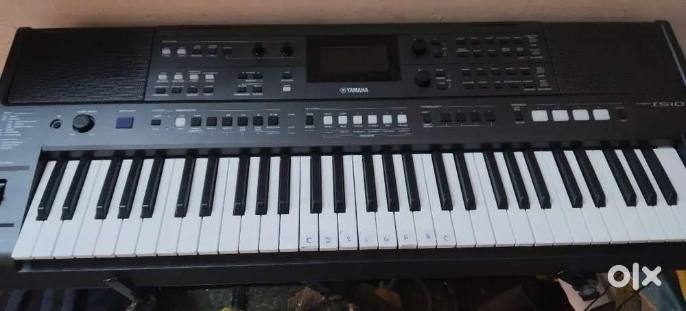 Yamaha PSR I510 with bag and stand