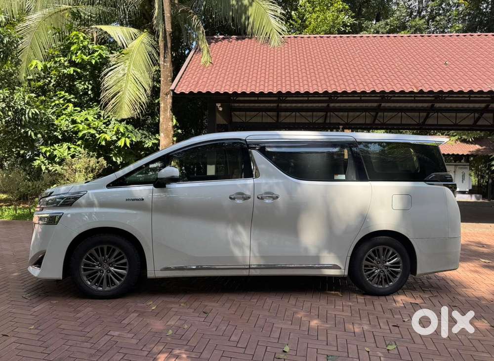 Toyota Vellfire 2.5 Executive Lounge, 2021, Petrol