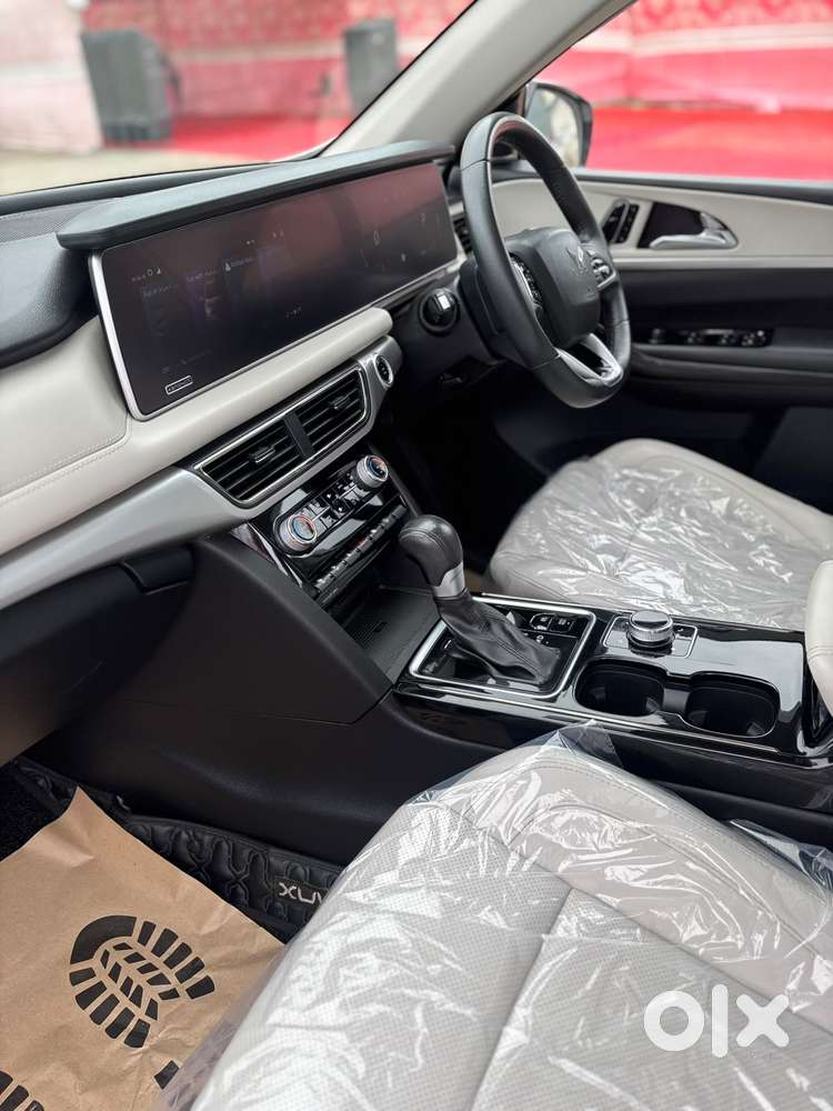 Mahindra Xuv700 Ax7l 6 Str At, 2024, Petrol