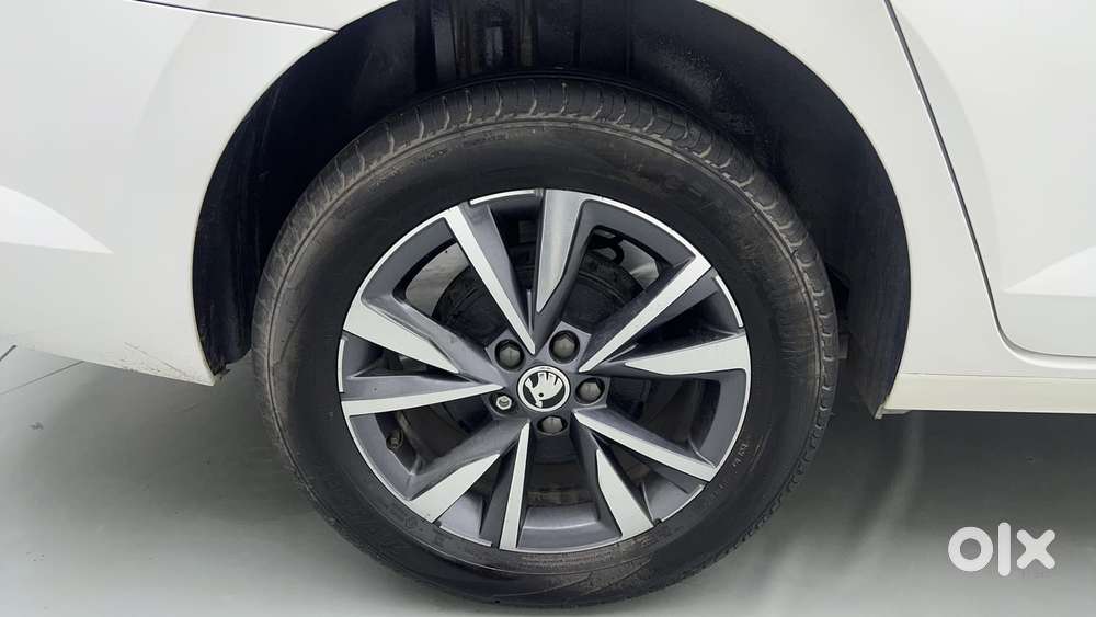 Skoda Slavia Style 1.0l Tsi At, 2023, Petrol