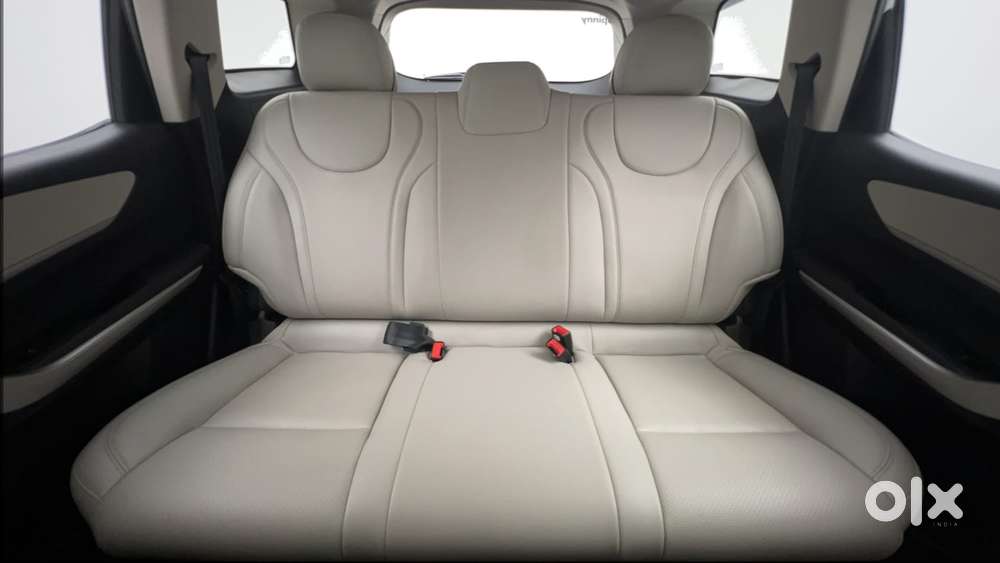 Mahindra Xuv700 2.0 Ax 3 Petrol At 5 Str, 2023, Petrol