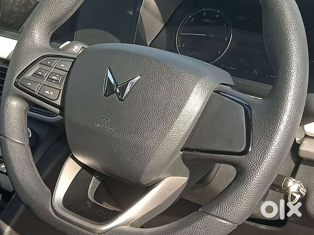 Mahindra Xuv700 2.0 Mx Petrol Mt 5 Str, 2024, Petrol