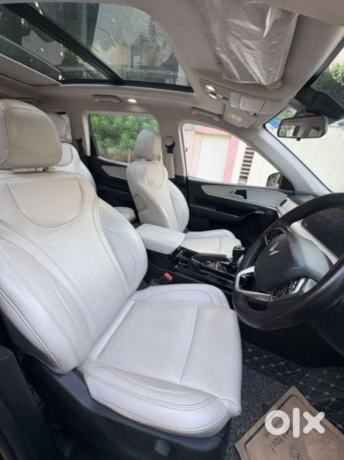 Mahindra Xuv700 2.0 Ax 7 Petrol Mt Str, 2023, Petrol