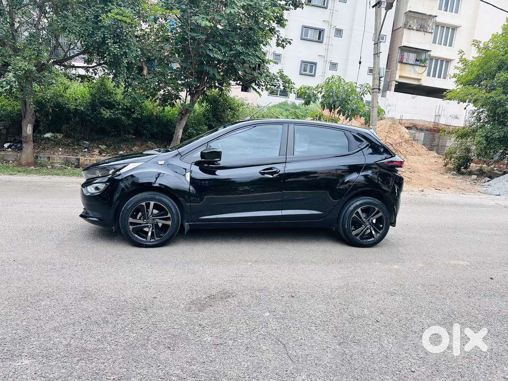 Tata Altroz 1.2 Xza Plus Dark Edition Dct, 2022, Petrol