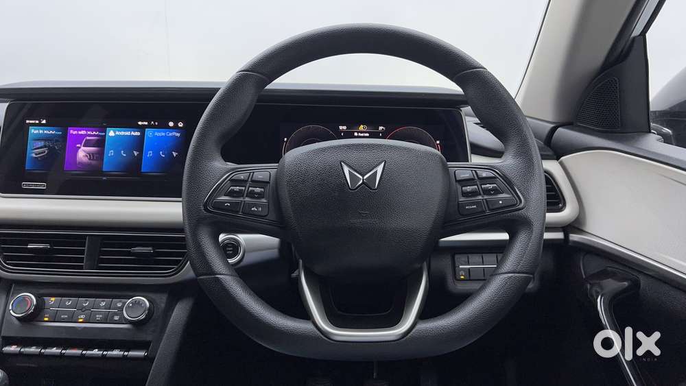 Mahindra Xuv700 2.0 Ax 5 Petrol Mt 7 Str, 2025, Petrol