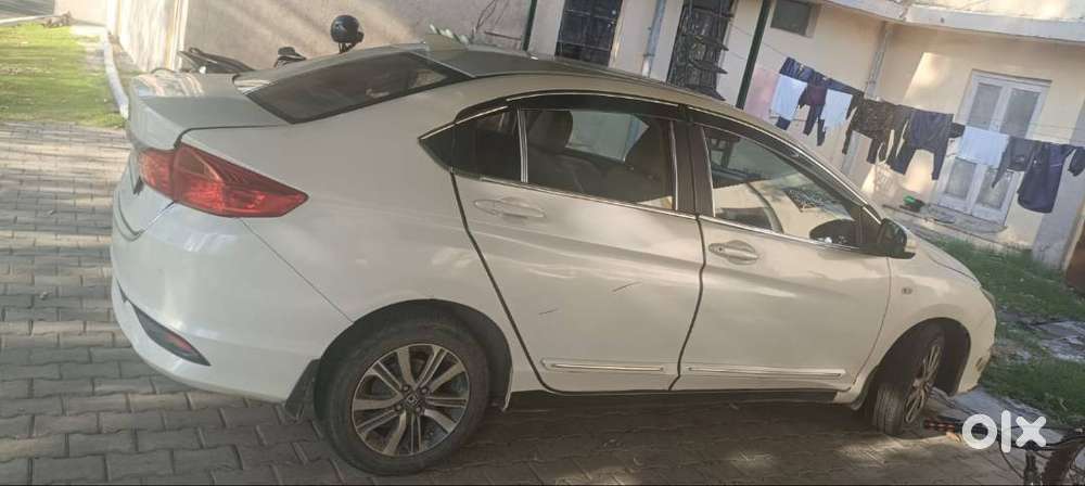 White Honda City 1.5 Sv Mt (i-dtec)
