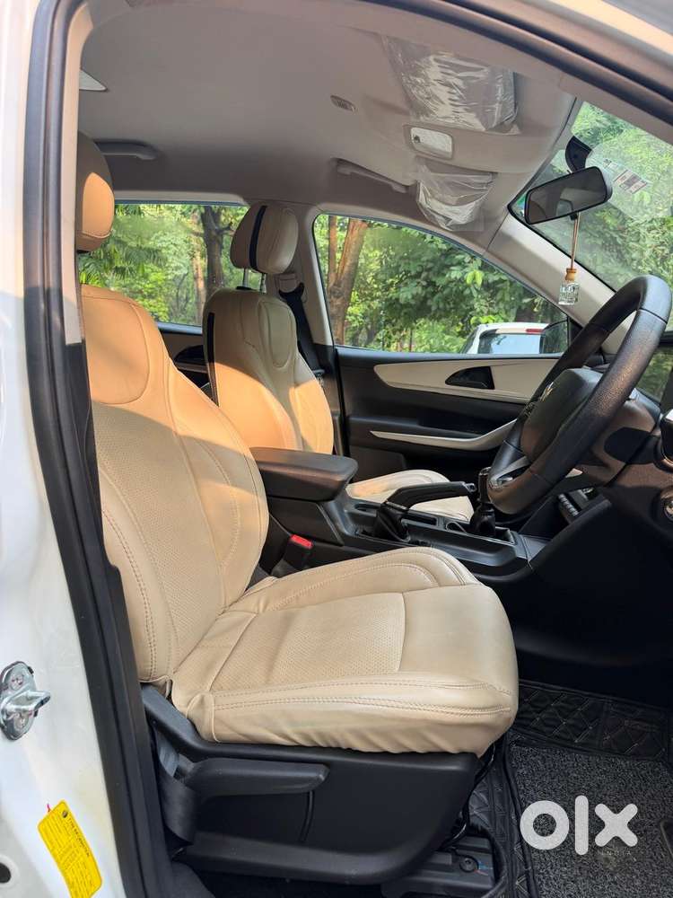 Mahindra Xuv700 Mx Petrol Mt 5 Str (e), 2022, Petrol