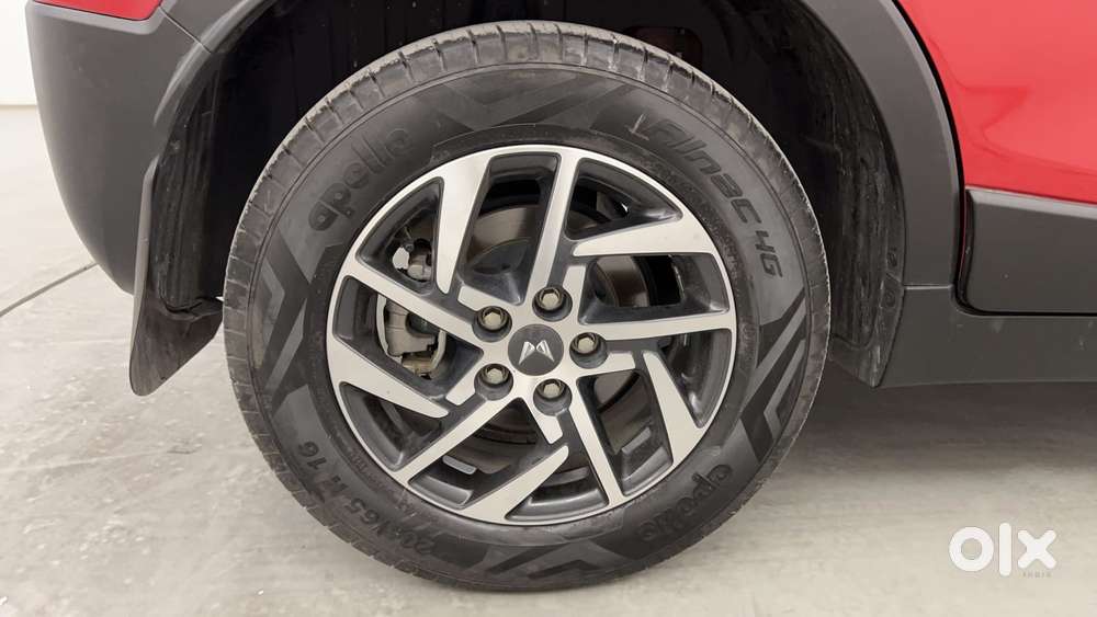 Mahindra Xuv300 1.2 W8 (o) Amt Petrol, 2022, Petrol