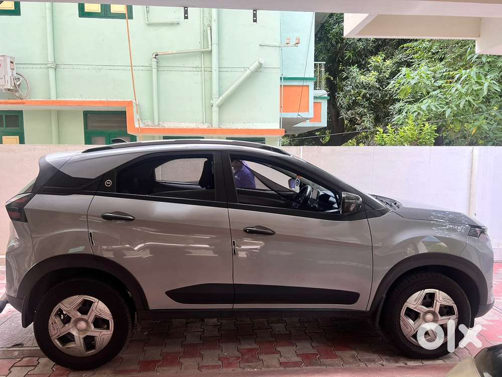 Tata Nexon Pure Petrol Mt (2024) Grey