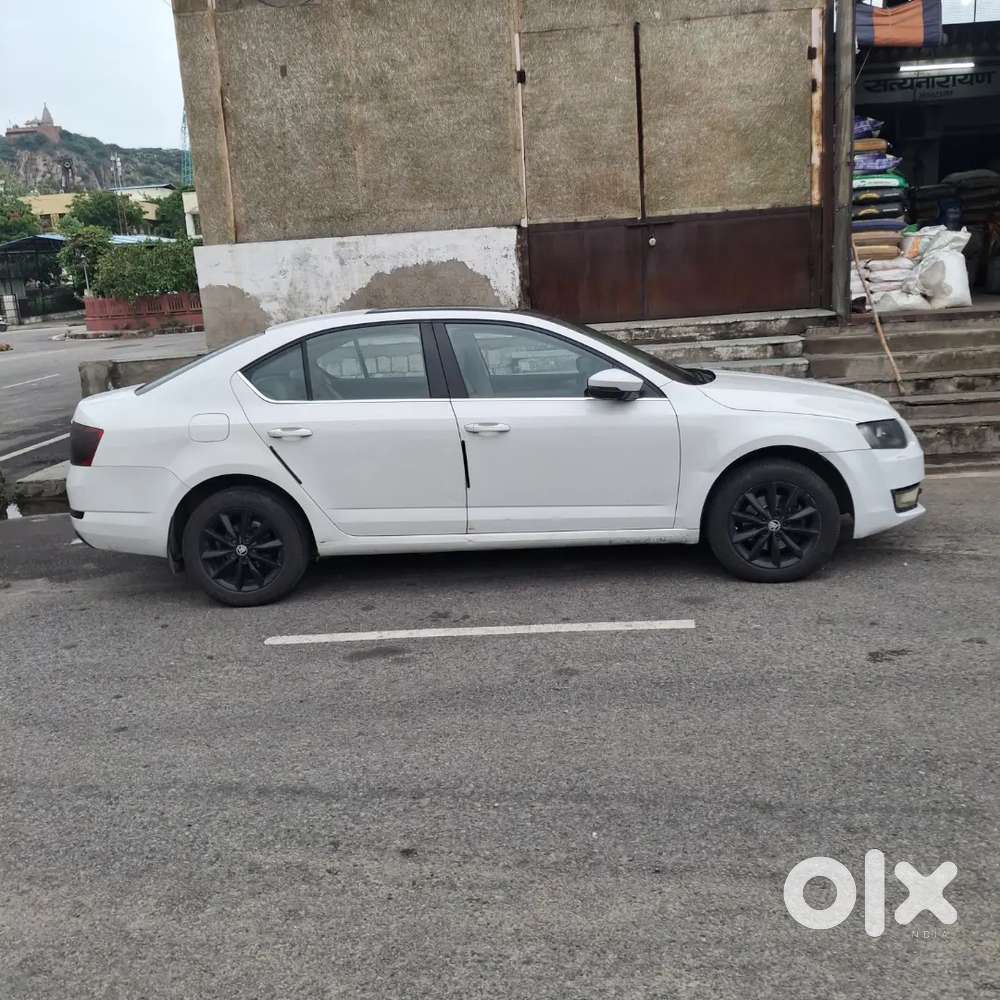 Skoda Octavia 2.0 2014 Very Good Condition Sunroof 5tyre New Alowy