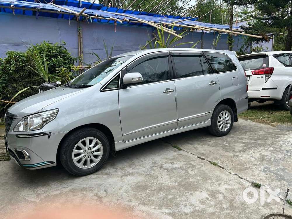 Innova 2.5 V 8 Seater