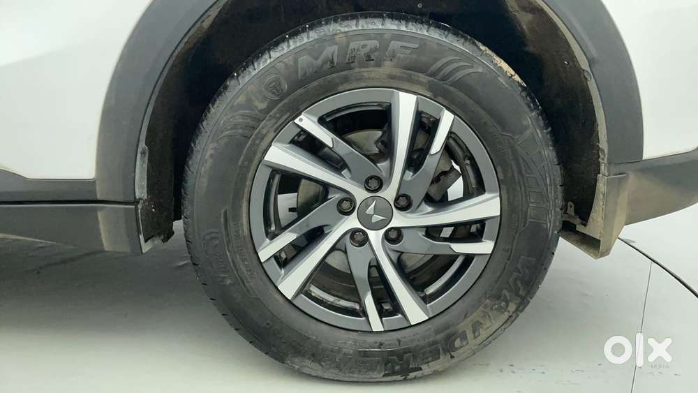 Mahindra Xuv700 2.0 Ax 5 Petrol Mt 7 Str, 2022, Petrol