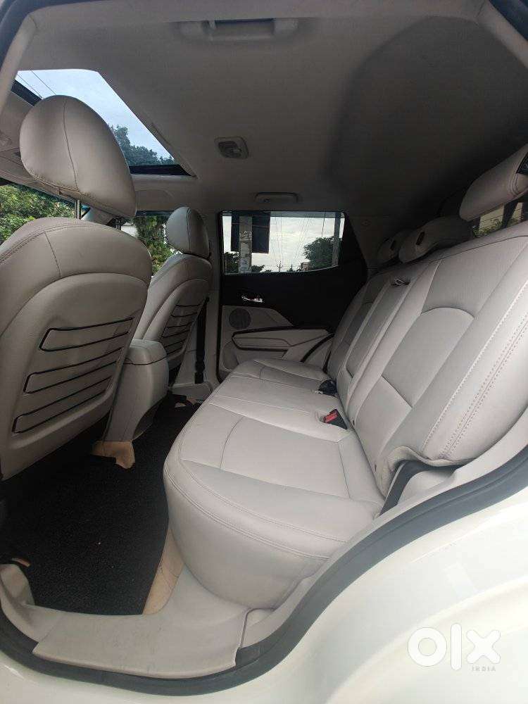 Mahindra Xuv300 W8 (o) 1.5 Diesel Amt, 2023, Diesel