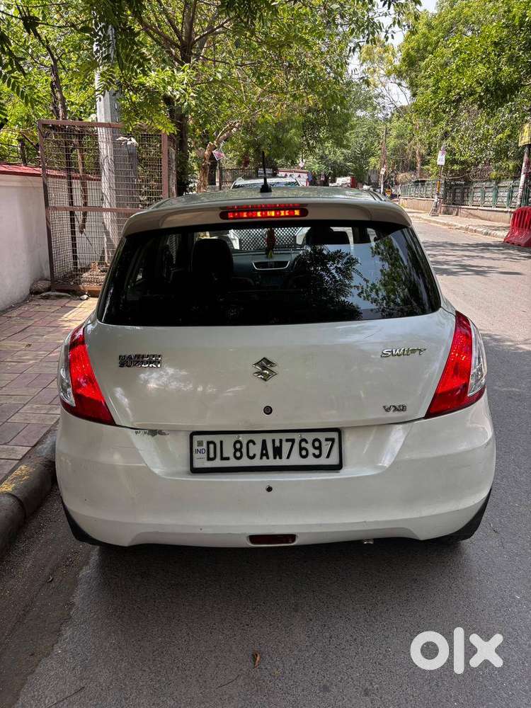 Well-maintained Maruti Suzuki Swift Vxi 2013 Petrol