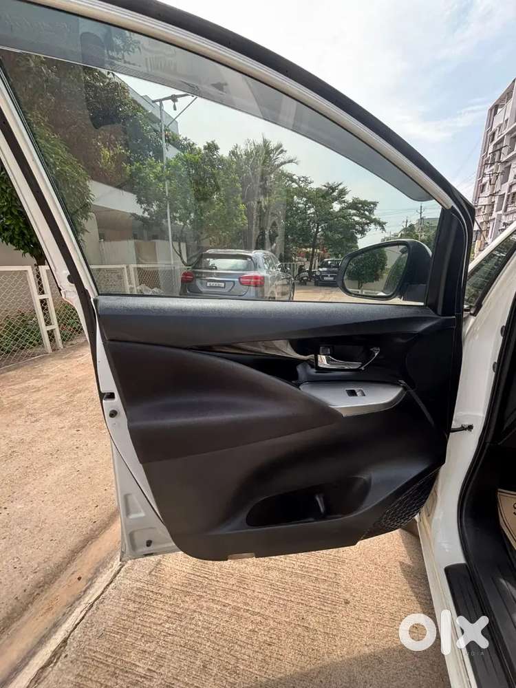 Toyota Innova Crysta Vx 2018 Pearl Whitetaxi Board
