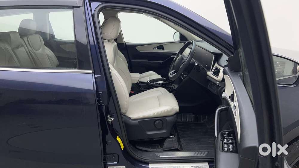 Mahindra Xuv700 2.0 Ax 7 Petrol At Str, 2022, Petrol
