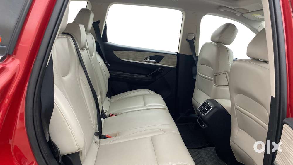 Mahindra Xuv700 2.0 Ax 7 Petrol Mt Str, 2021, Petrol