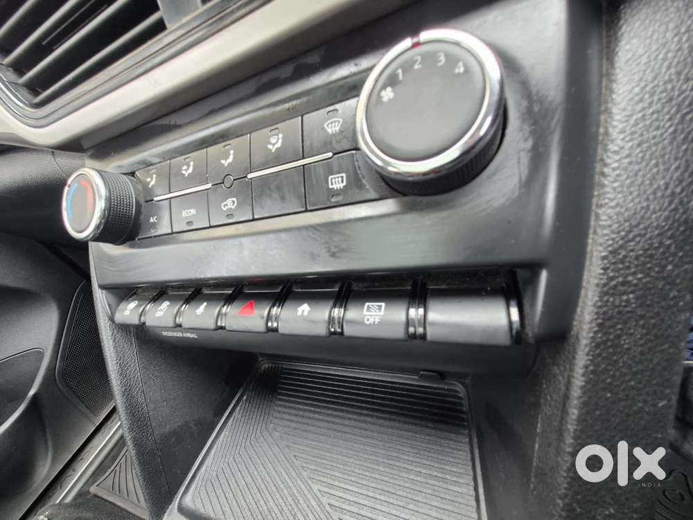 Mahindra Xuv700 Ax 5 Petrol Mt Str (e), 2022, Petrol