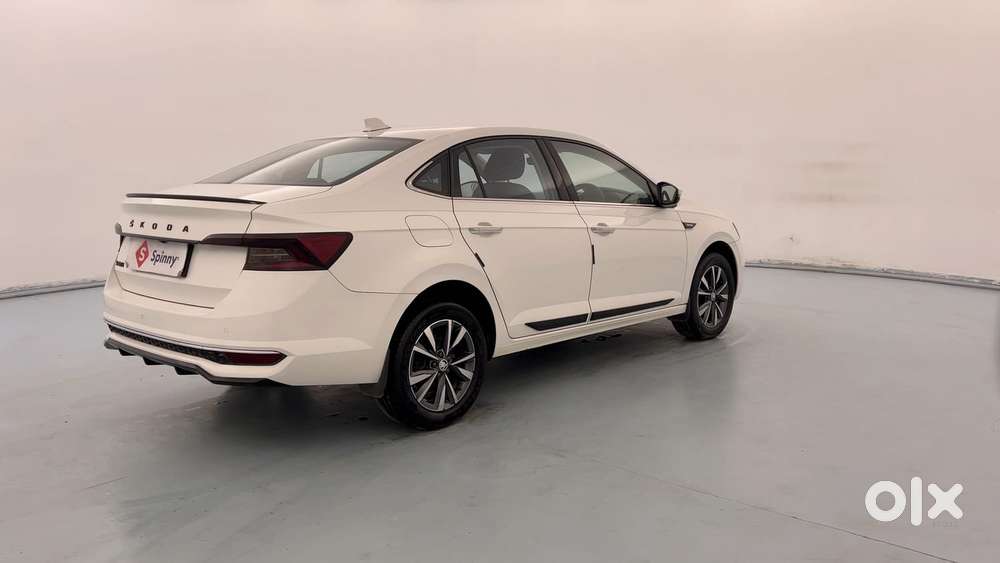 Skoda Slavia Style 1.0l Tsi Mt, 2023, Petrol