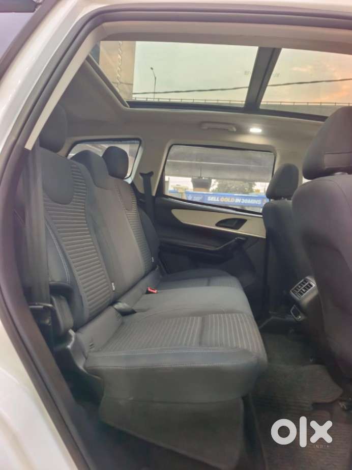 Mahindra Xuv700 2.0 Ax 5 Petrol At Str, 2023, Petrol