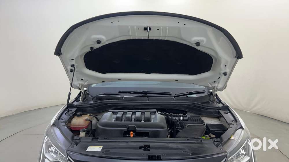Mahindra Xuv700 2.0 Ax 5 Petrol At Str, 2023, Petrol