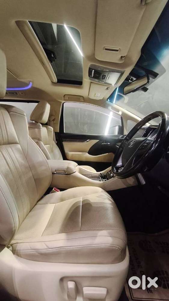 Toyota Vellfire 2.5 Executive Lounge, 2022, Petrol